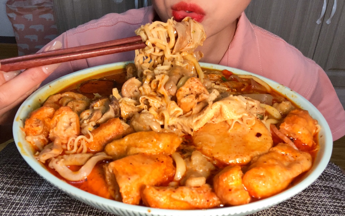 无人声/直接开吃/沉浸式吃播/满满一碗骨汤麻辣烫!麻辣烫里大家都爱加啥呀-脸圆圆的小小何-脸圆圆的小小何-哔哩哔哩视频