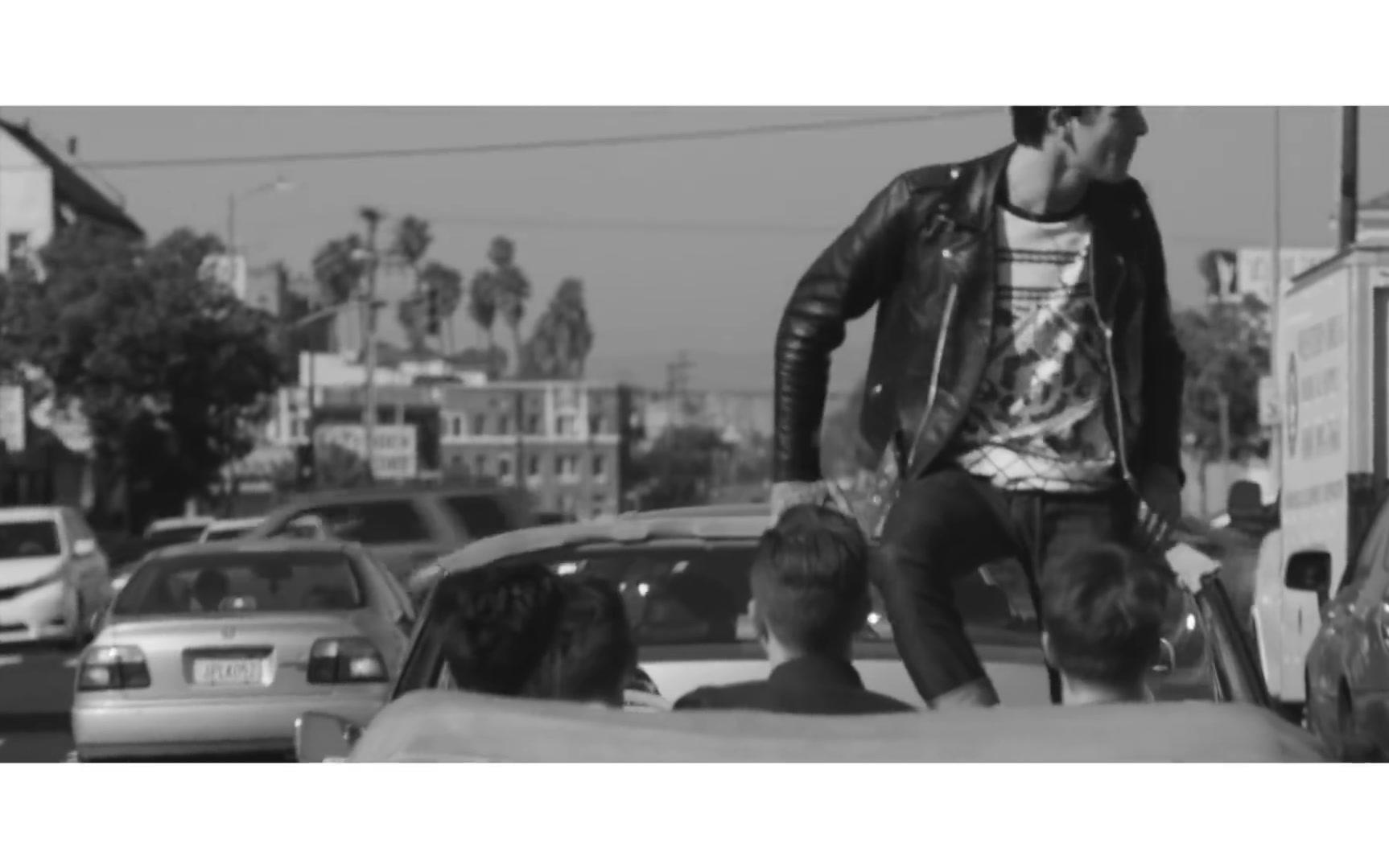 [图]The Neighbourhood - Sweater Weather mv