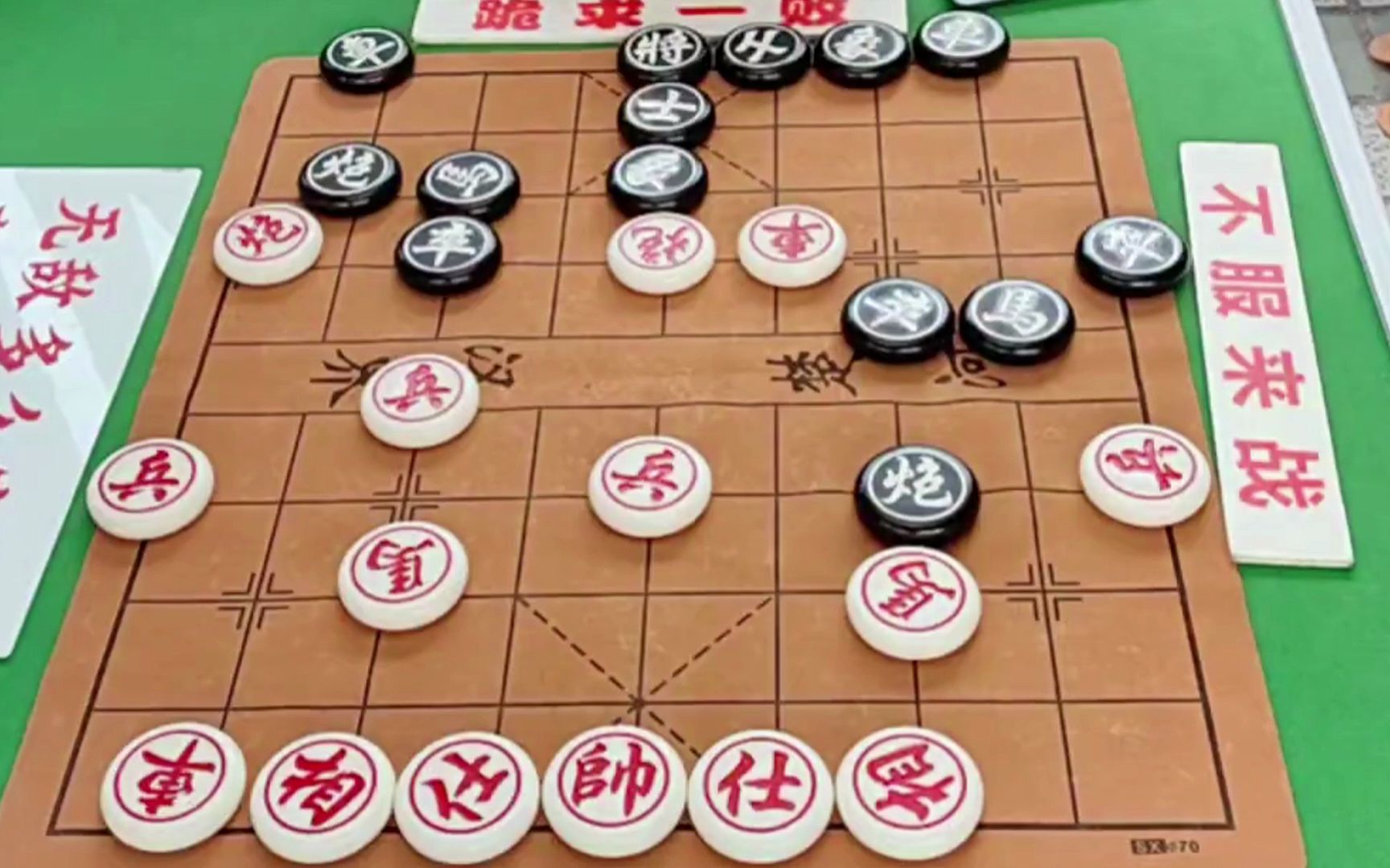 象棋大师孙浩宇街头伪装菜鸟下棋,公园大爷:小伙子我来教你几招