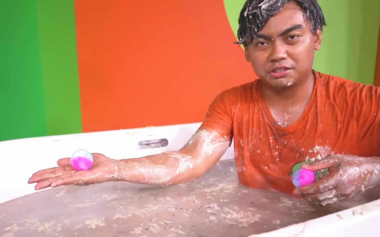 戏精小哥用奥利奥饼干泡澡,还将其都踩碎了!看你怎么咽下去!