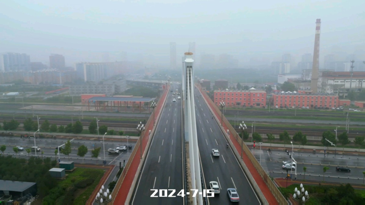 雨中飞跃莲池大街上跨桥