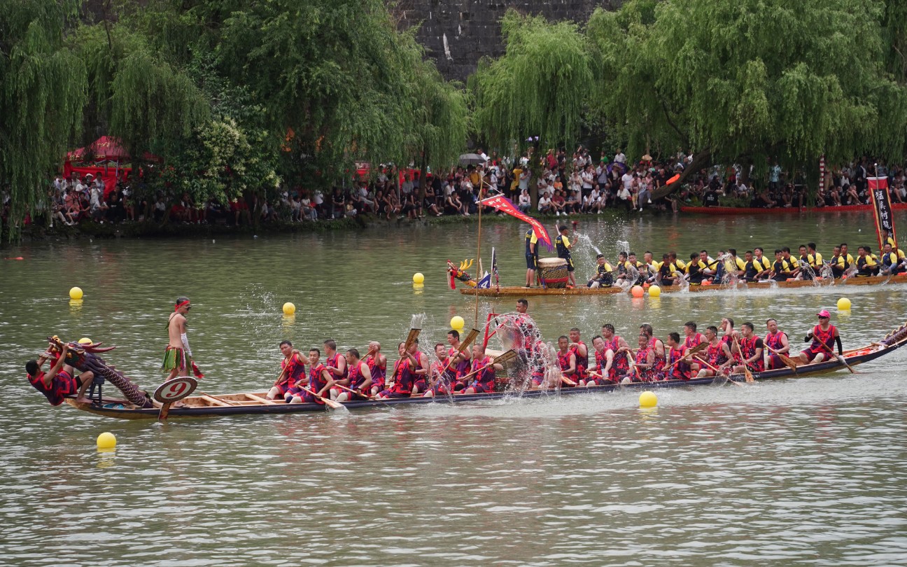 贵州镇远古城第37届龙舟大赛,小镇万人观赛,现场雨越大越起劲