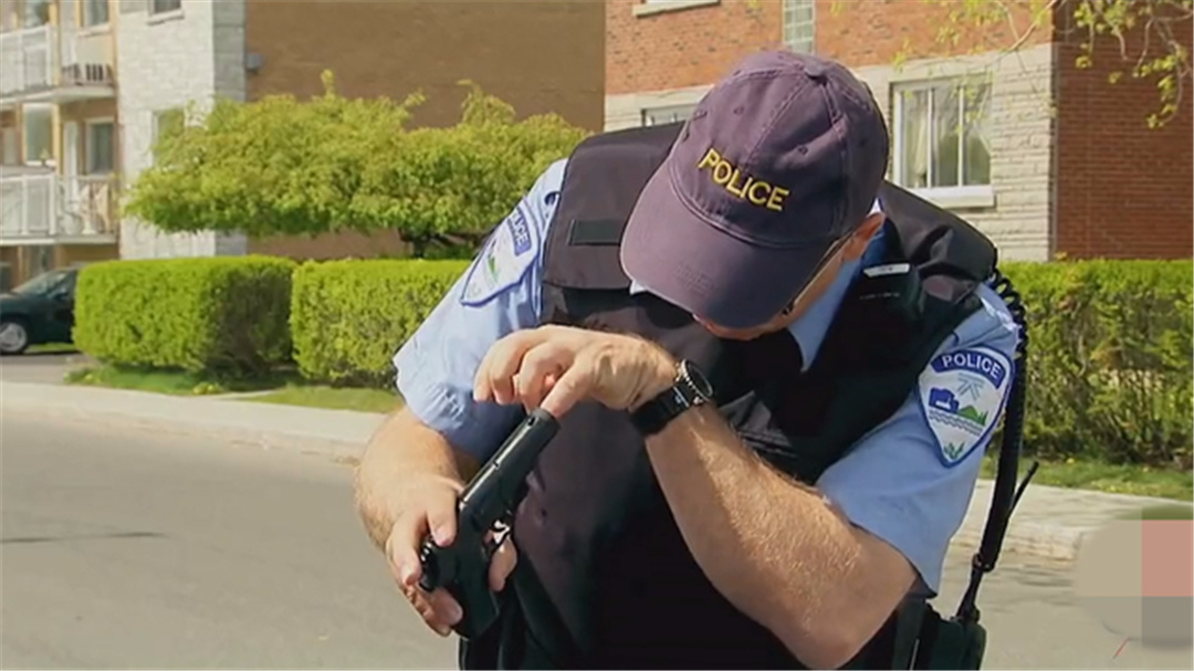 警察办案擦枪走火一声枪响吓坏旁边司机