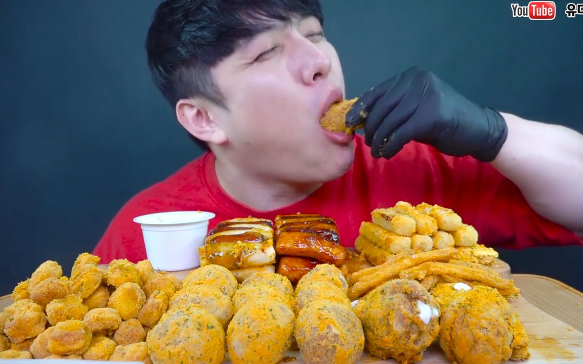 韩国吃播深渊巨口吃炸鸡腿 香肠年糕串串 芝士麻球~w_哔哩哔哩_bili