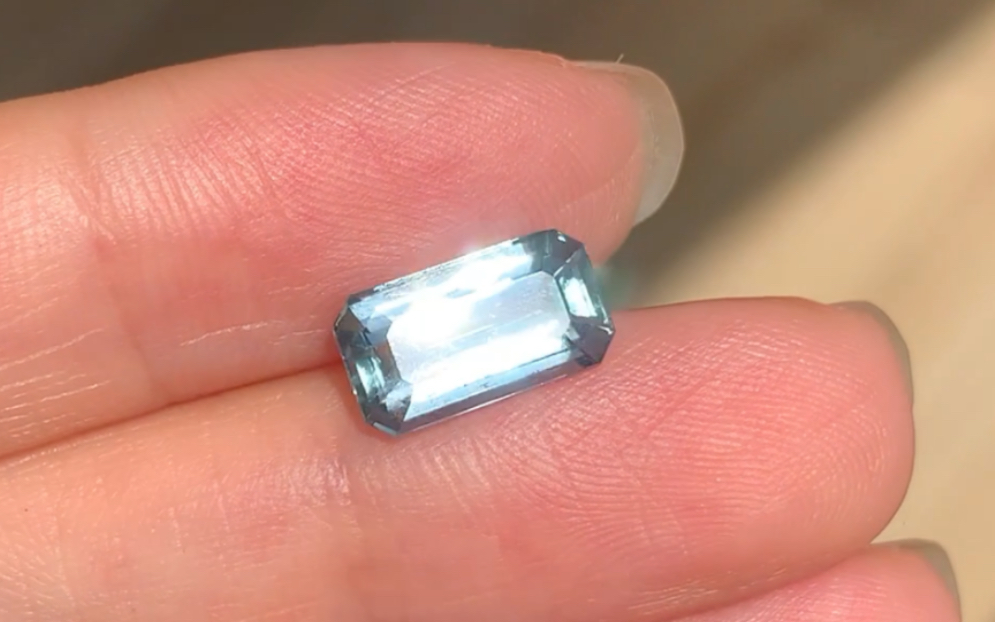 裸石欣赏 | 3.41克拉,无烧绿蓝宝