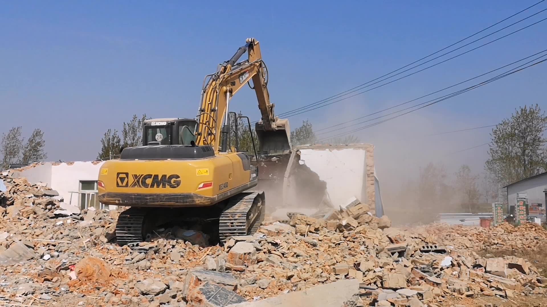 请人拆房子要三千块,来了个胆大的挖机,一会搞定两千元_哔哩哔哩 (゜