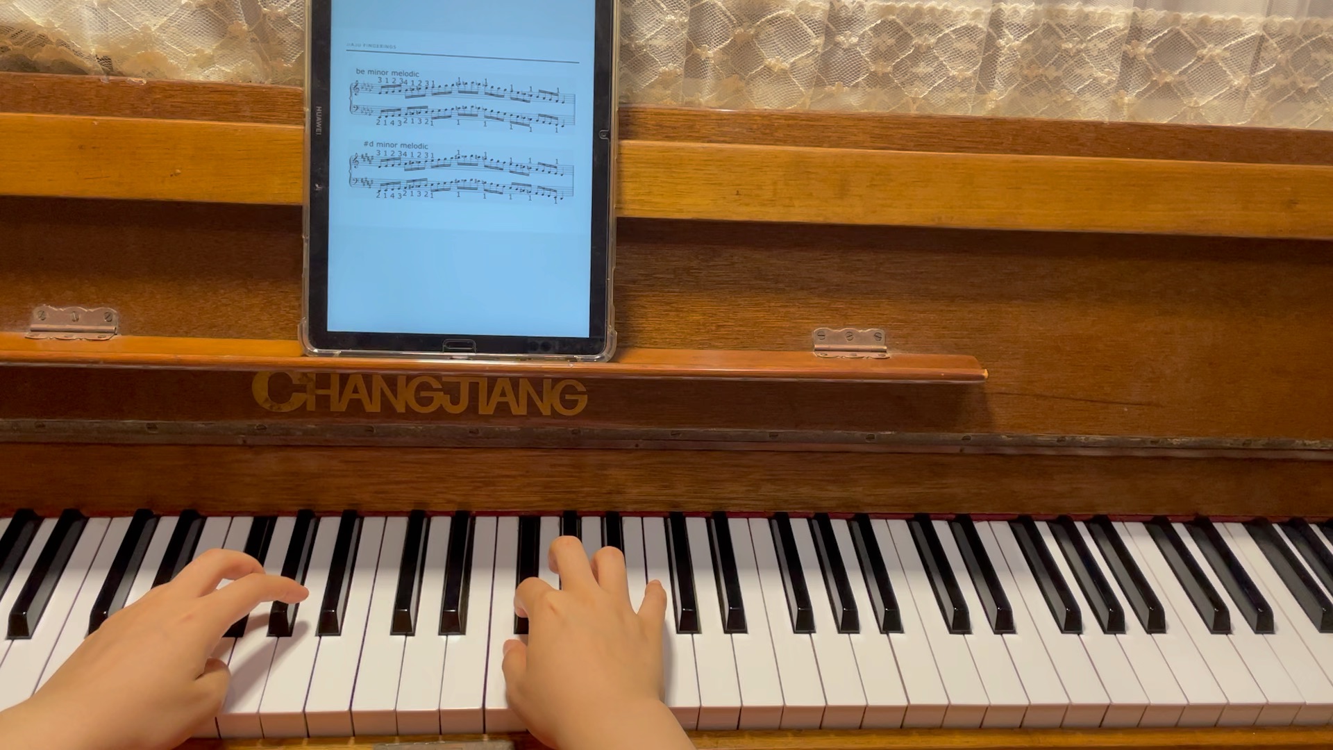 嘉驹钢琴音阶指法降e旋律小调展示
