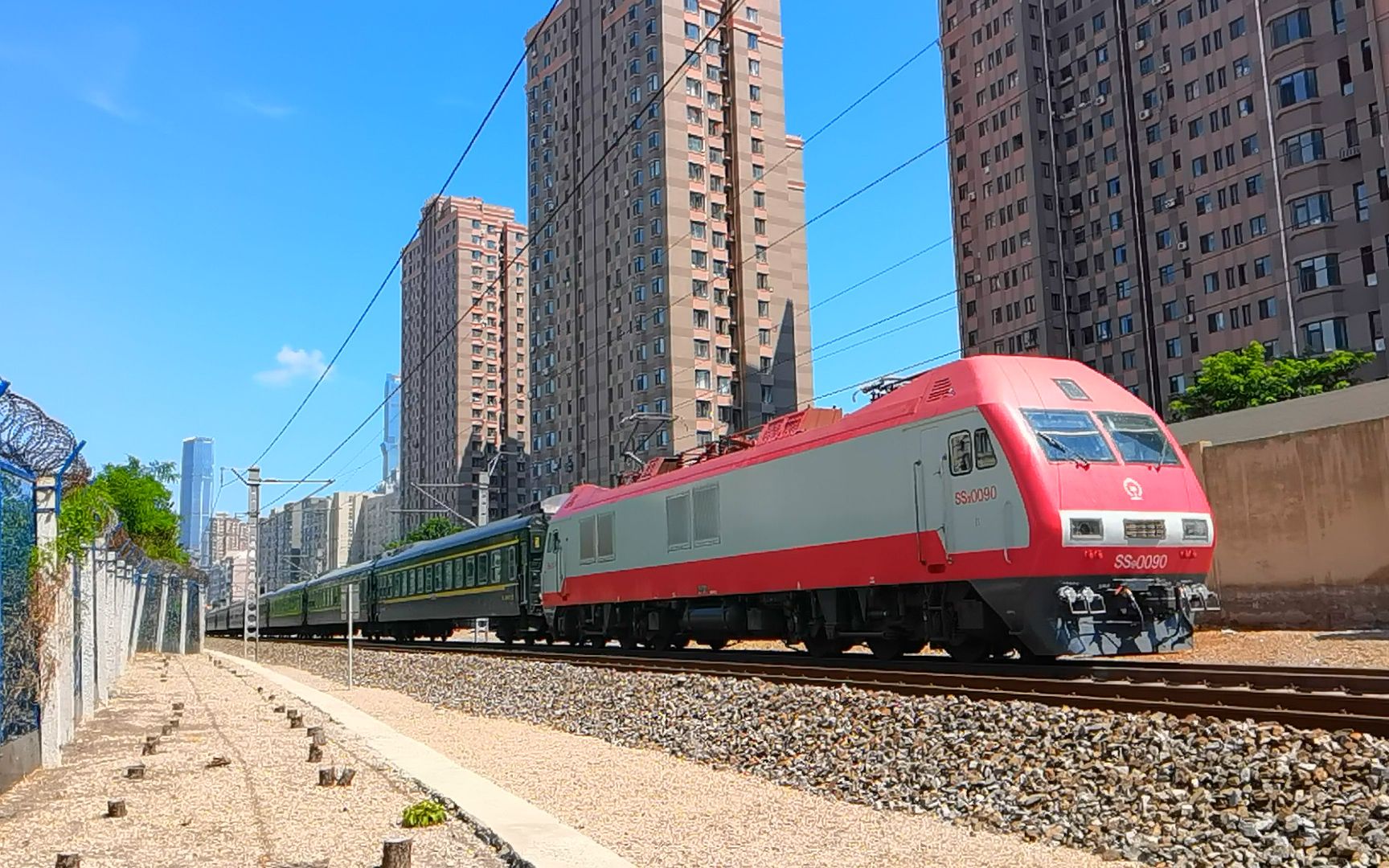 up的铁路随拍402a------2623次回送2节xl25k;38