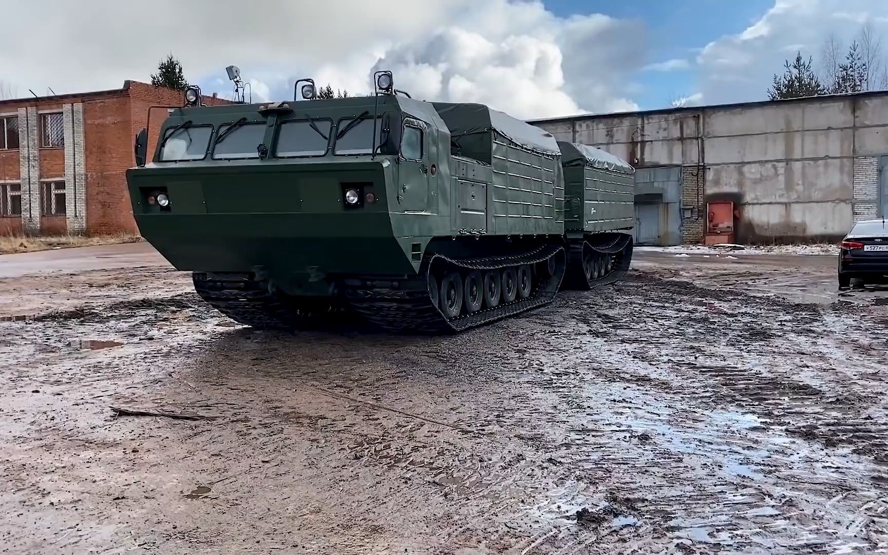 如何启动并且开走一辆 vityaz 履带式运输车