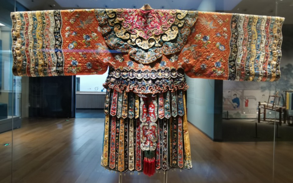 丝绣华章-红色缎绣人物花卉纹宫衣