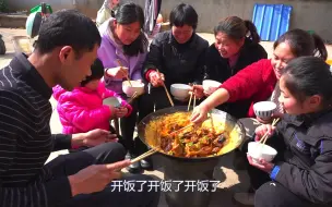 Download Video: 闰月有这风俗？胖妹带婆婆回娘家，铁锅炖2只鸡，全家吃到笑嘻嘻