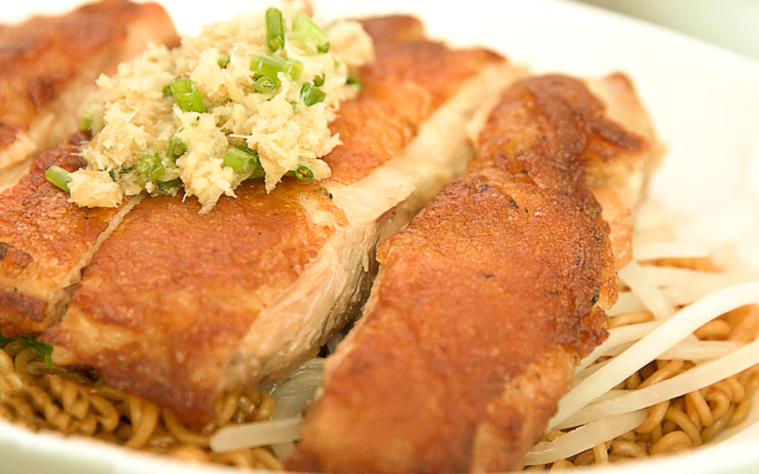 【姜葱油鸡扒捞出前一丁】方便面的富贵吃法,方便面的富贵吃法,详细