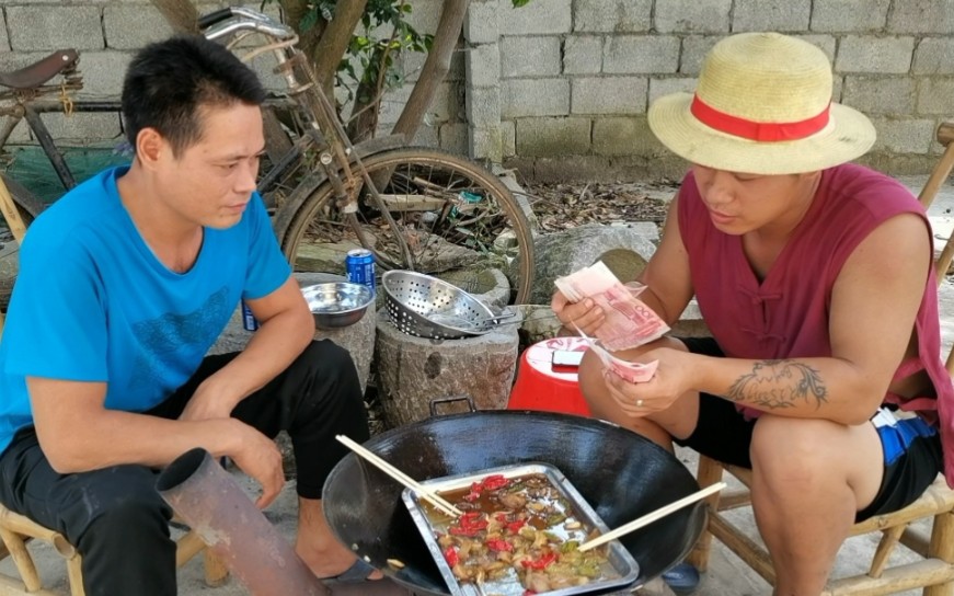 搞了个下酒菜,叫广西网红酒神来喝酒,顺便给他发拍视频的工资哔哩哔哩bilibili