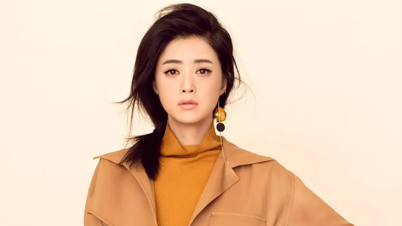 "华妃"蒋欣近况曝光,眼皮下垂眼袋明显,与上妆后判若两人