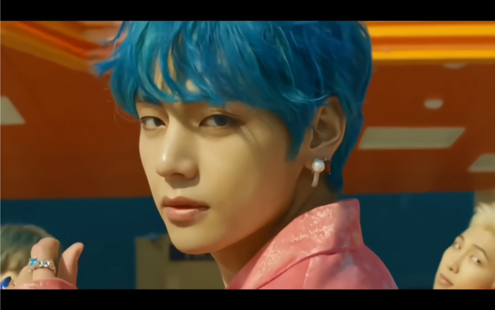 前方超舒适!金泰亨《boy with luv》绝美回眸卡点!