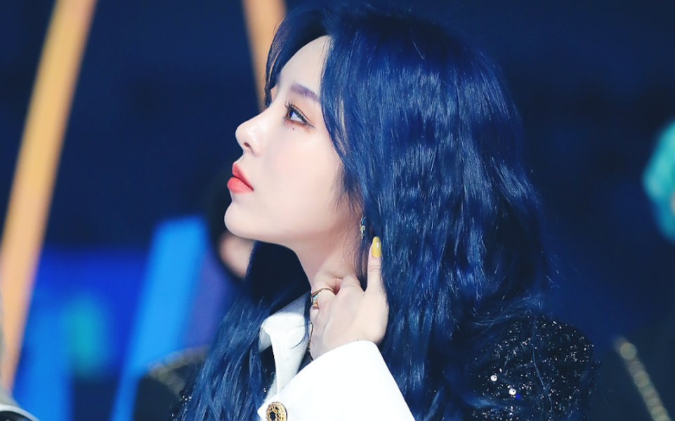 丁辉人前方高能蓝发辉妮的杀人美貌