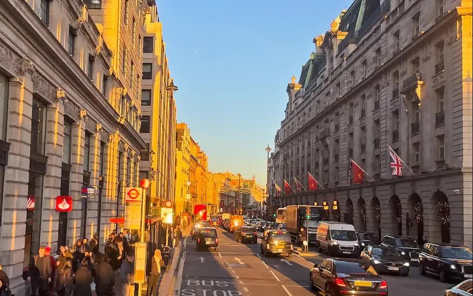 乘坐伦敦巴士穿行在伦敦市中心,一览各处街景.