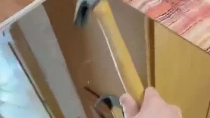 男子买全身镜到货变形,退换时商家让把镜子砸了,抡锤子结局反转