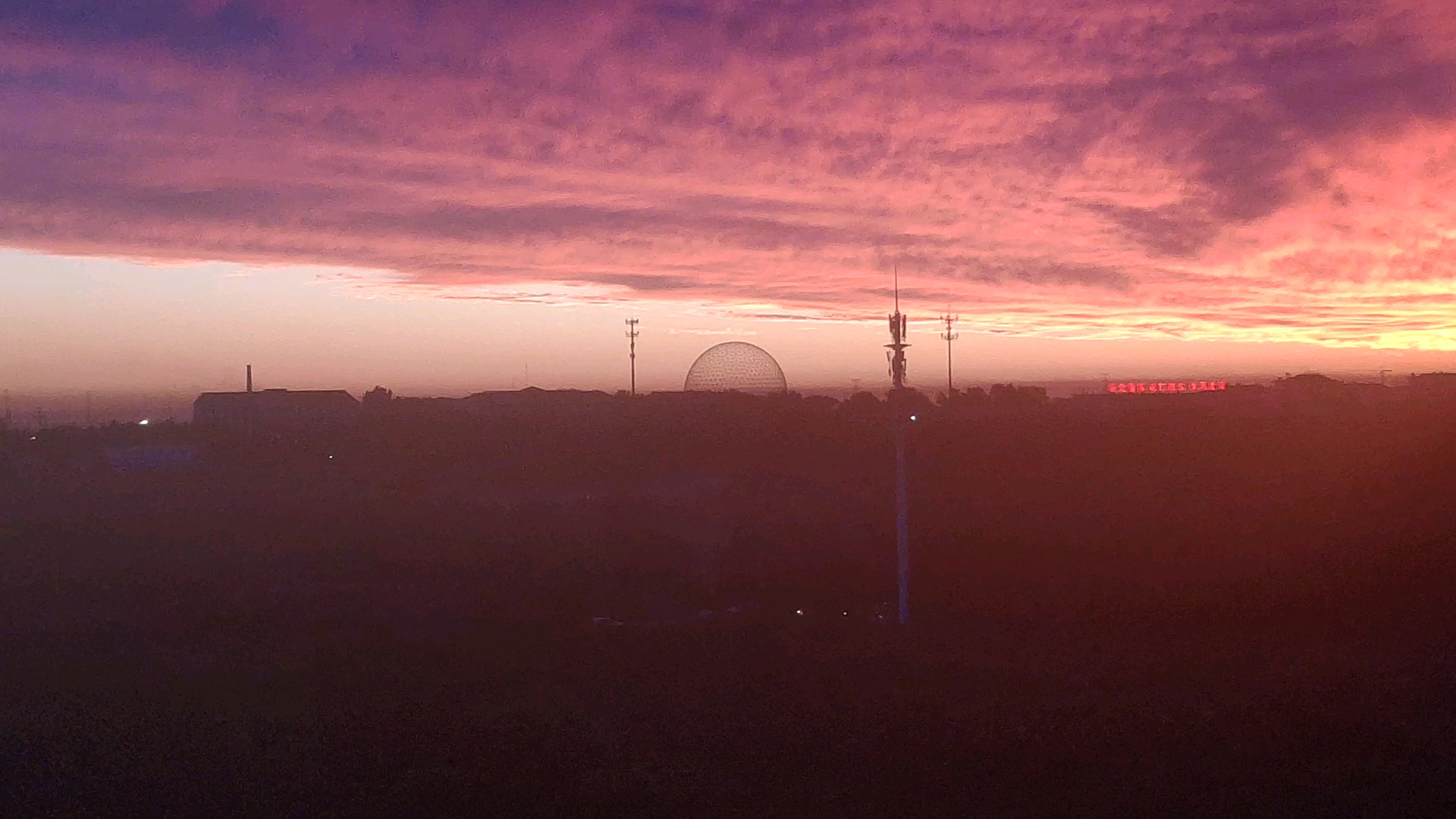 梦幻般粉色的天空