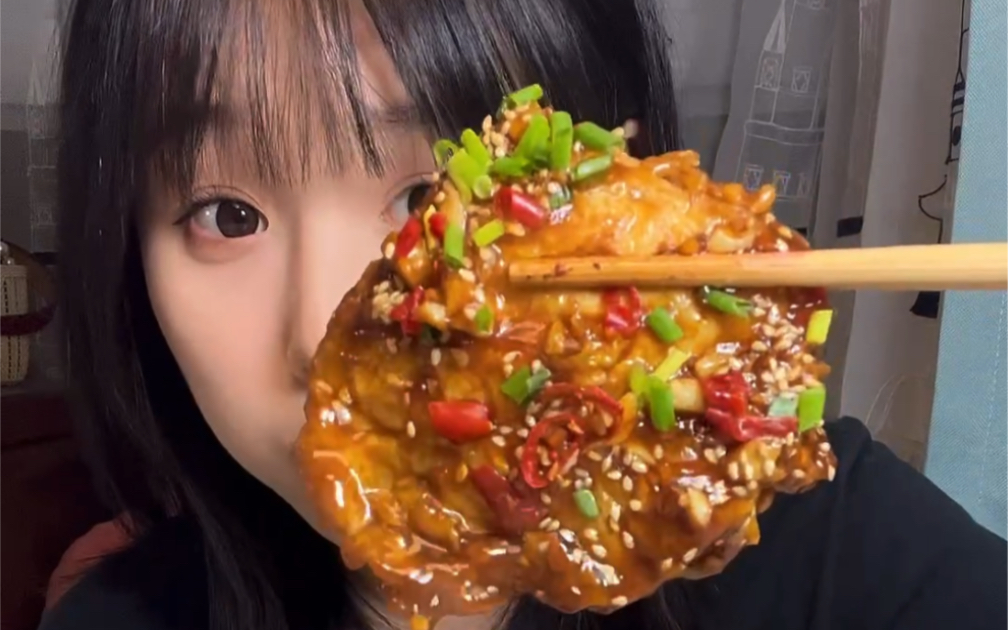 美女吃吃糖醋荷包蛋和红烧肉 妈妈做的红烧肉太肥啦.