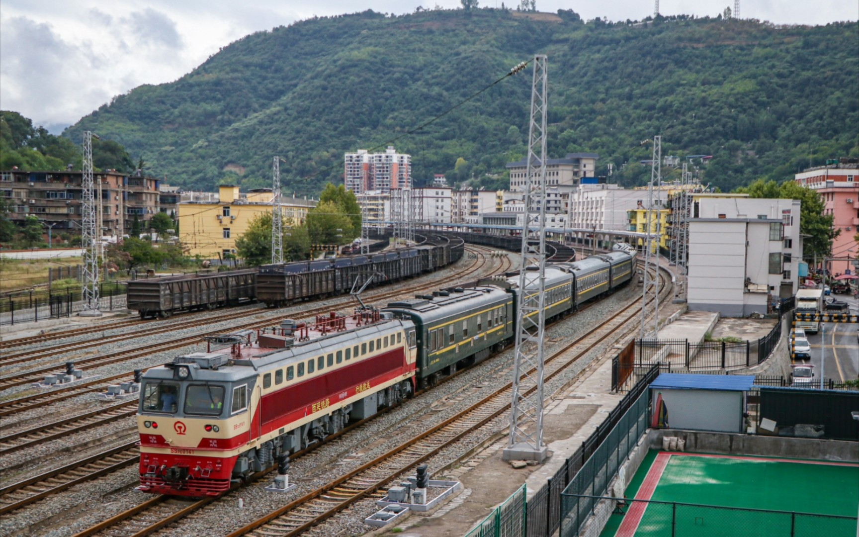 【宝成铁路】西局西段ss7c-0141牵引8363次(略阳——汉中)略阳站发车