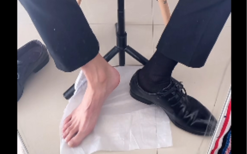 【正装黑袜】正装黑袜1脱鞋漏大脚,太可口了吧