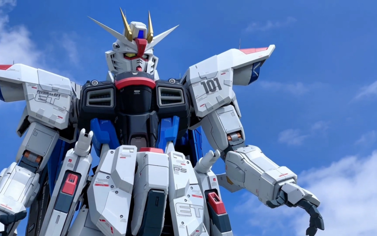 不一定斩女,但是一定斩男!上海高达立像真的帅!