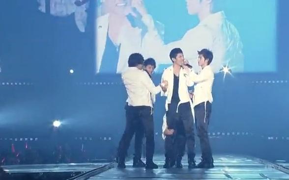 [图]超喜欢的一版东方神起1.0Hug 09年亚洲三巡演唱会现场版