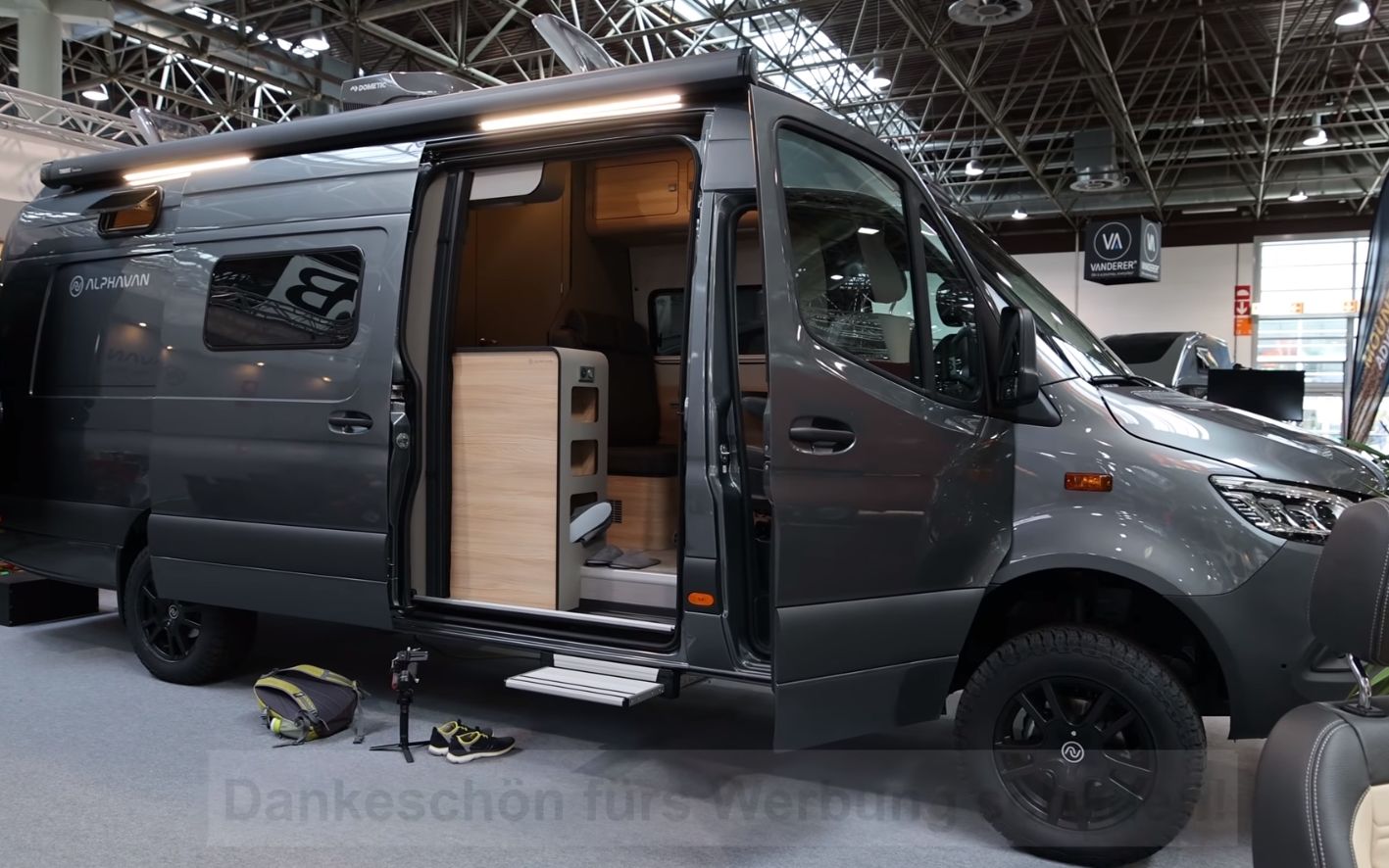 奔驰斯宾特 超长轴7.36米 4x4 b型房车(机翻字幕)_哔哩哔哩_bilibili