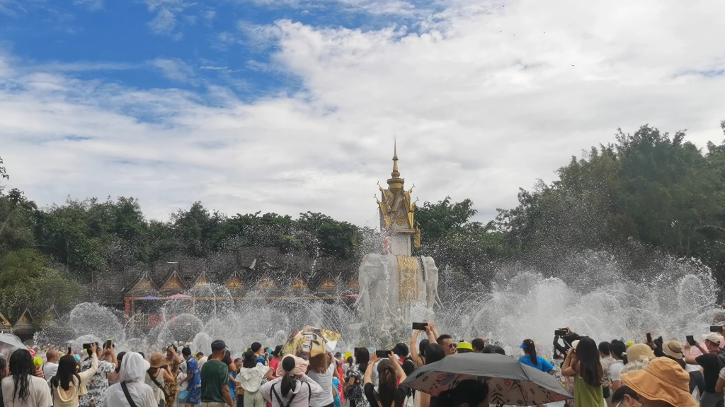 西双版纳傣族园泼水狂欢