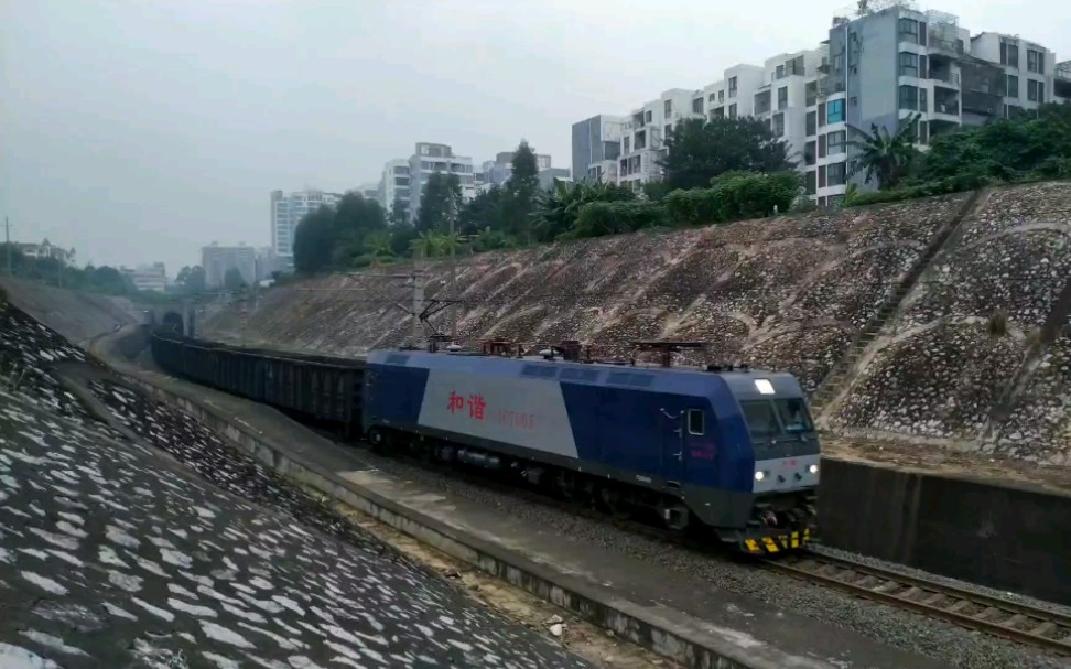 槎路隧道沿海公司hxd1c7005牵引34525次列车通过那罗站6道停车