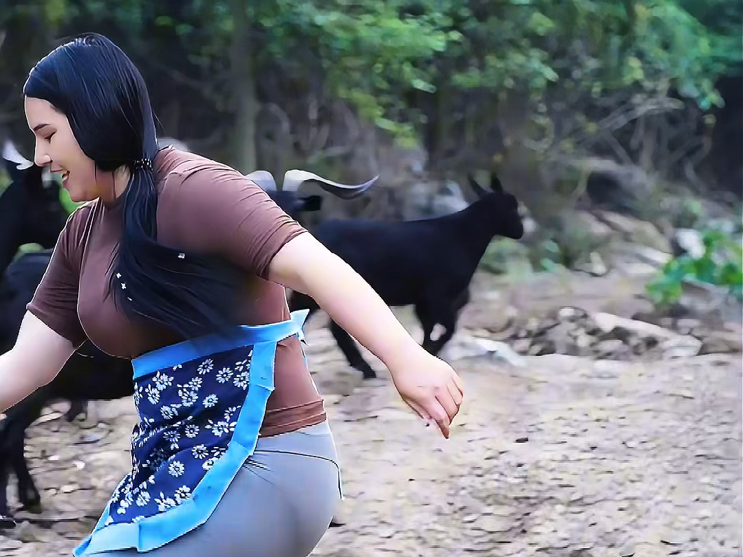 大意了!这么小一只羊力气比我这胖妞还大,我还征服不了你了呢