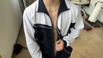 Download Video: 当害羞腼腆的学生脱下校服外套后...