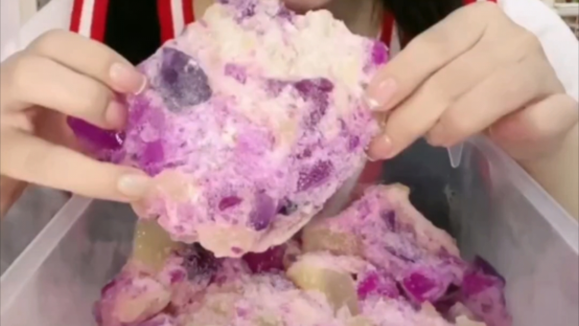 反骨静姐手拿粗碎冰,好脆好脆的声音