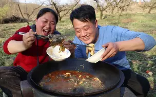 下载视频: 农村生活真惬意，买2条黑鱼，配上泡菜一锅炖，吃肉又喝汤好过瘾