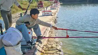 Скачать видео: 父子钓鱼决裂现场