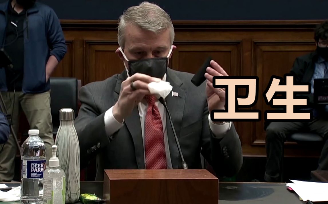 活动  美国【吹哨人】国会开始前一直擦拭办公桌和话筒