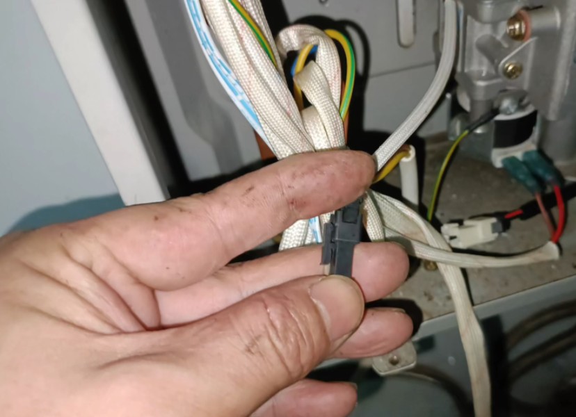 受朋友委托,维修故障代码e1的热水器.