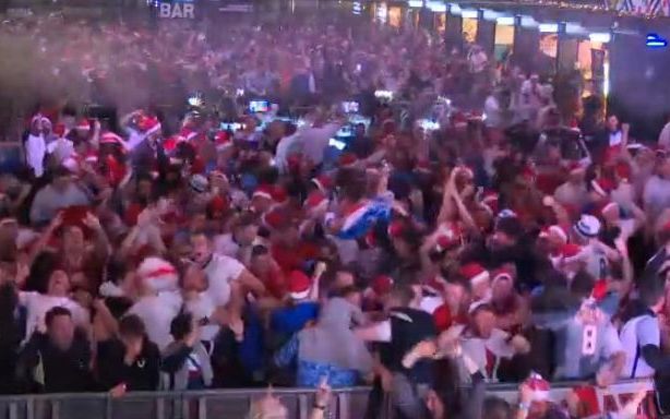 [图]England fans erupt as the Three Lions go 2-0 up vs. Senegal