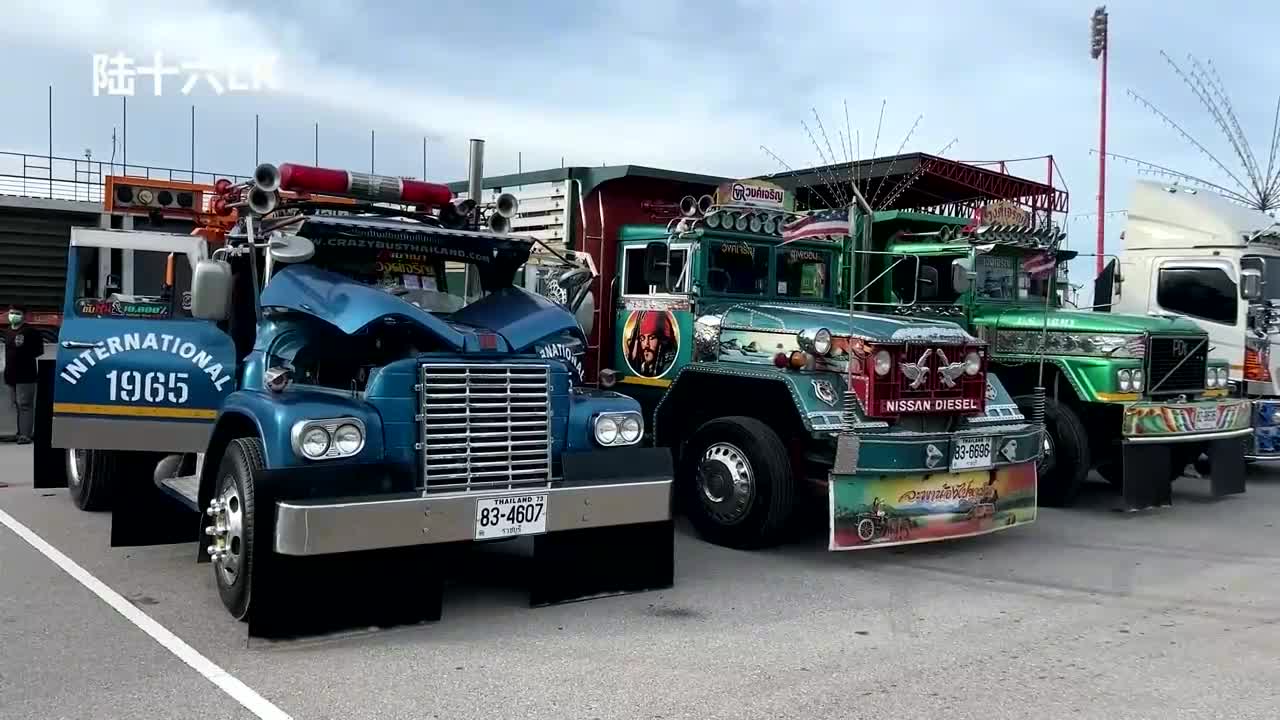 泰国神奇的改装风格,卡车装72个后视镜,大巴前挡装48个喇叭