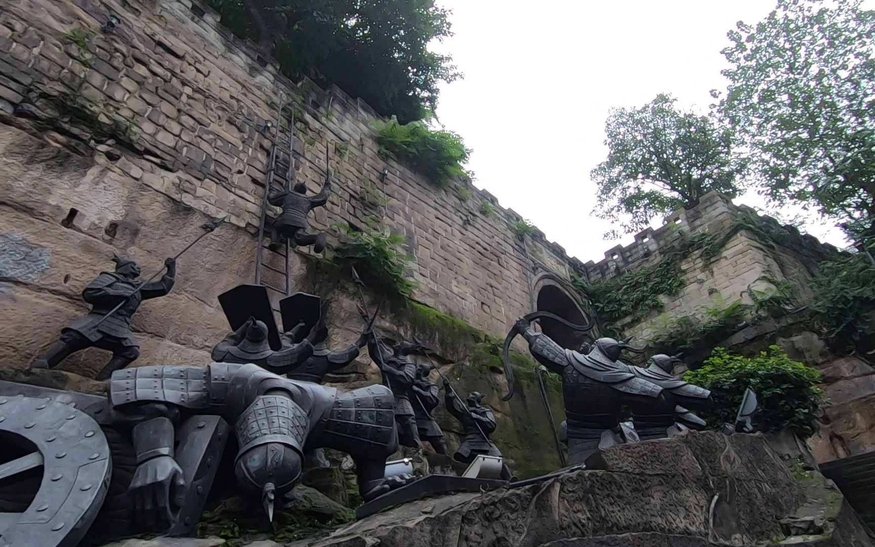 重庆 通远门 古城墙遗址,9开8闭17座古城门之一,如今已修成公园_哔哩