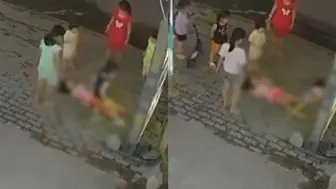 Download Video: 女童结伴玩耍摸灯箱触电身亡，同伴救人也瞬间瘫倒，揪心一幕曝光