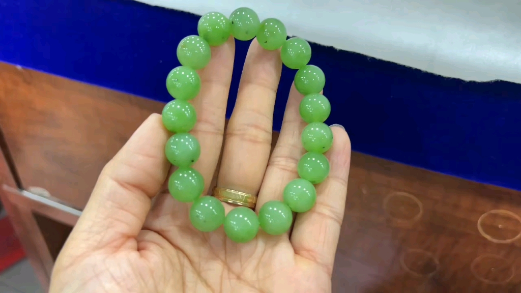 新品和田玉碧玉苹果绿手链手串,俄碧老料.春天的颜色 ～12mm