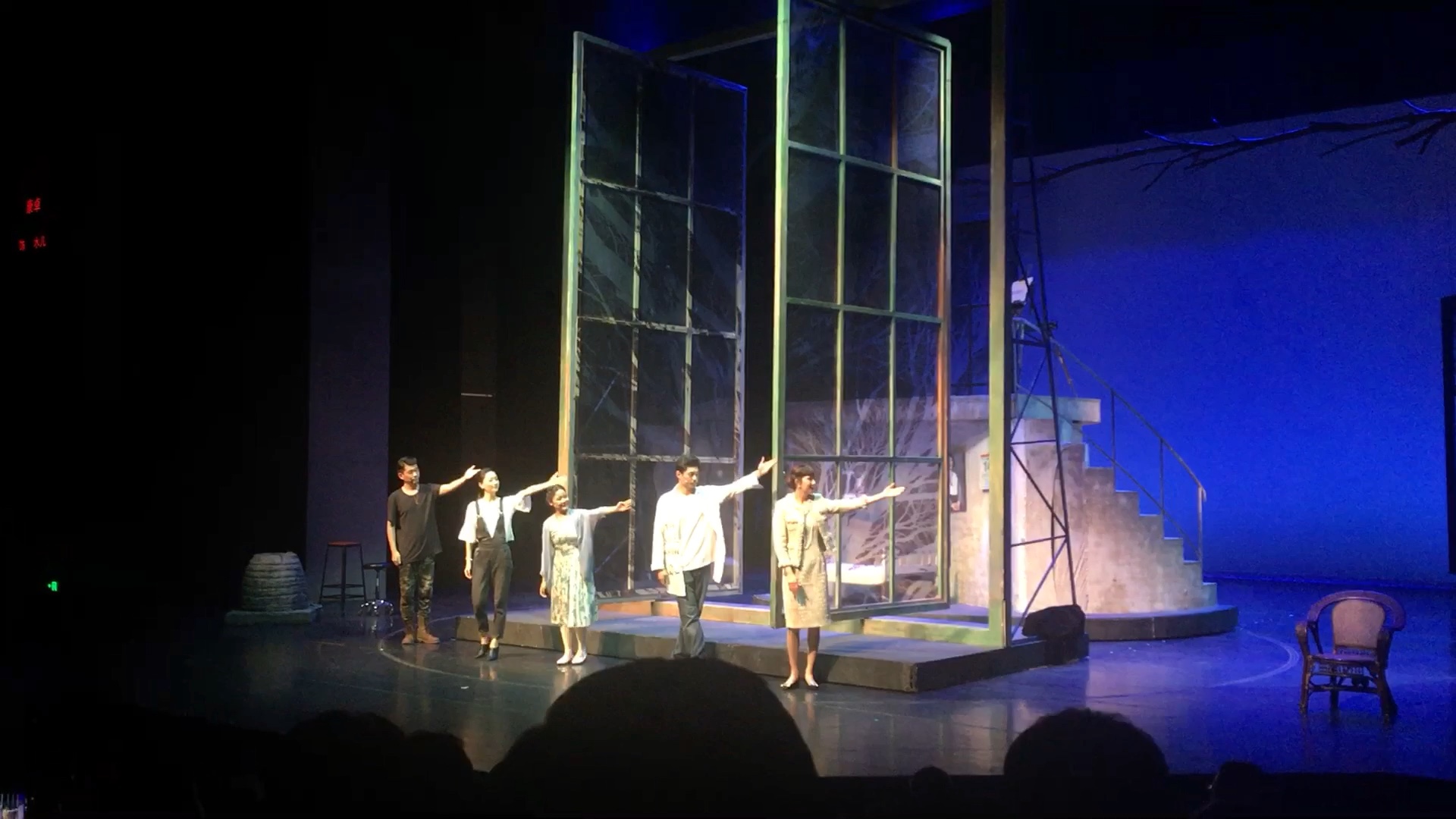 何炅话剧《水中之书》谢幕