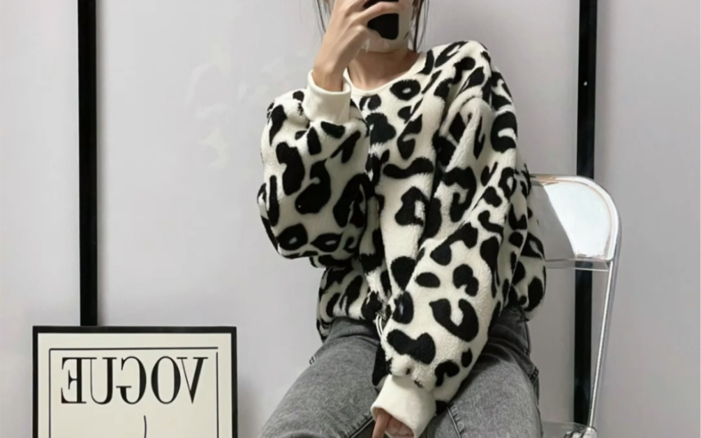 休闲穿搭 可爱的奶牛花纹卫衣
