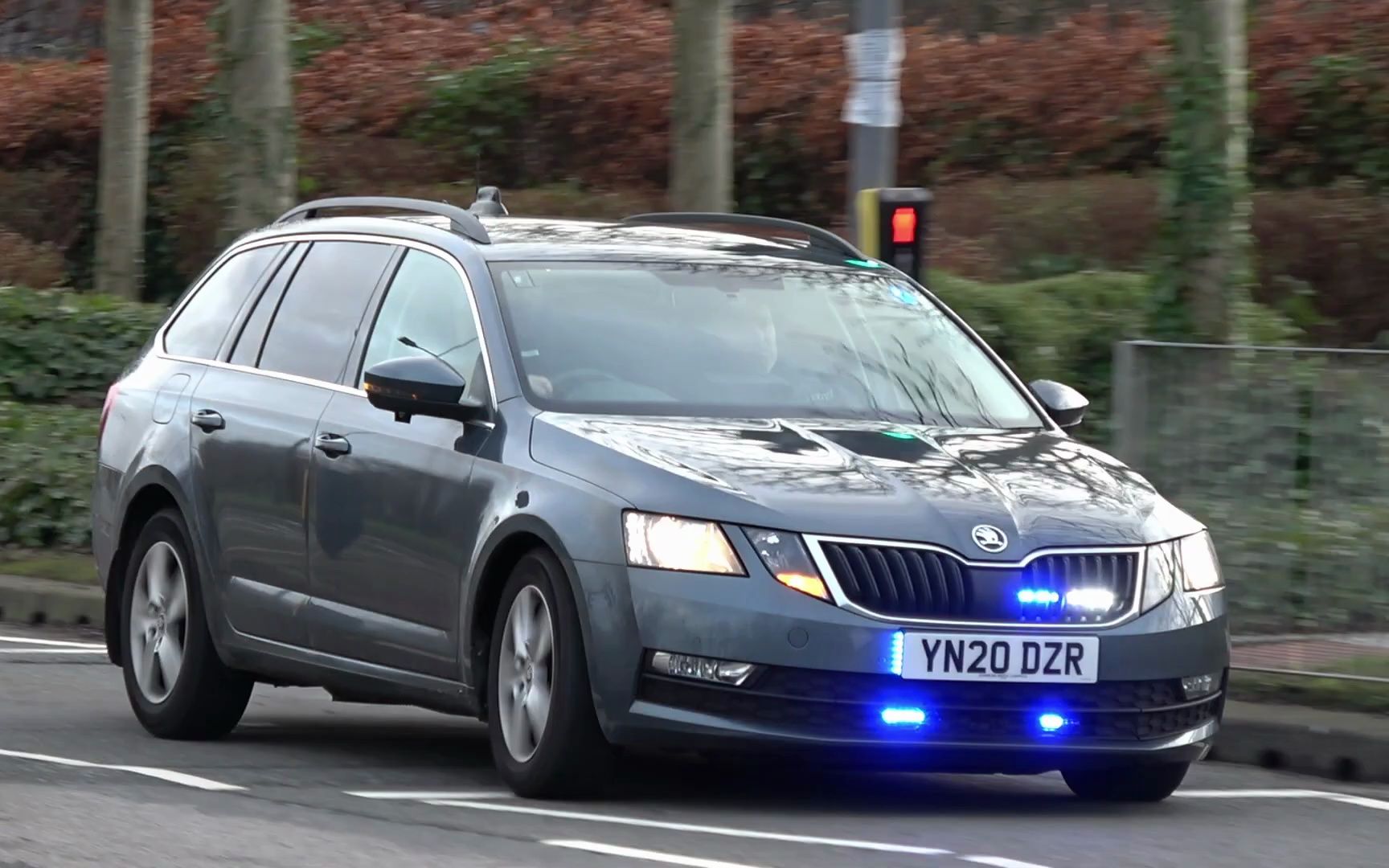 英國斯柯達明銳旅行版 奔馳威霆便衣警車