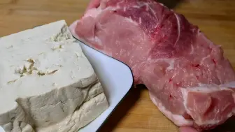 Скачать видео: 豆腐搭配猪肉，简单的家常美食，新做法软糯鲜香，营养味美还下饭