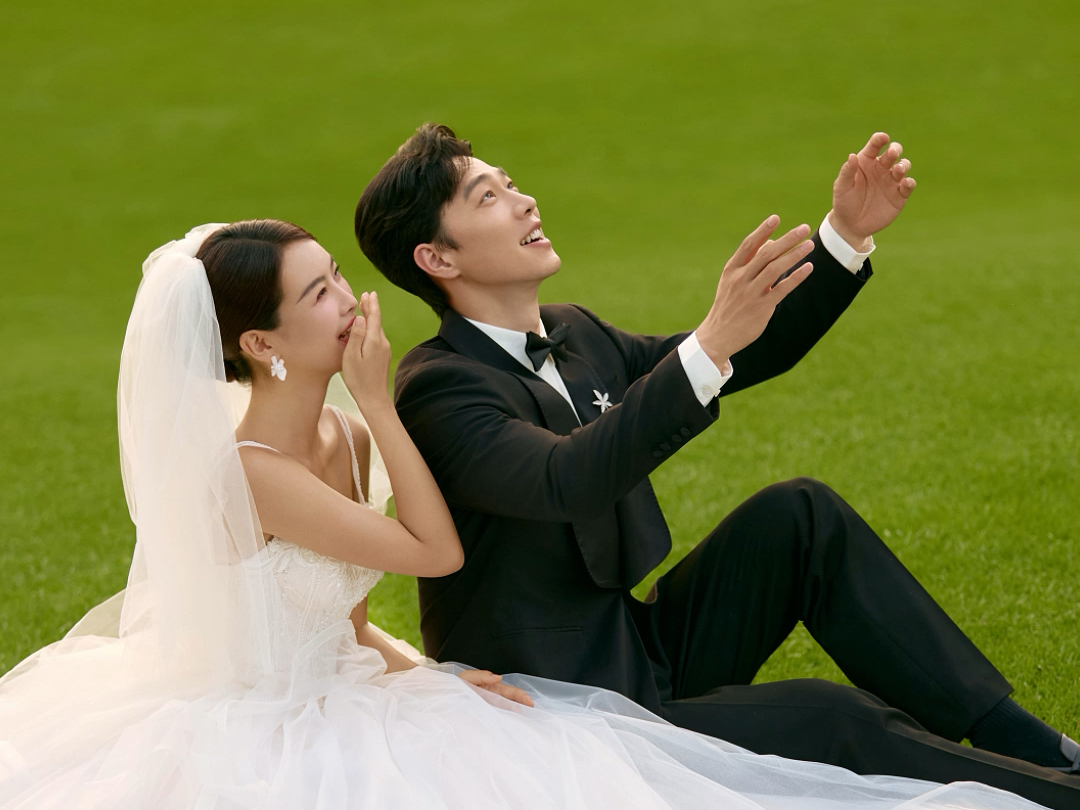 婚纱照三连拍:"幸福瞬间"记录爱情甜蜜时刻!森系草坪婚纱照