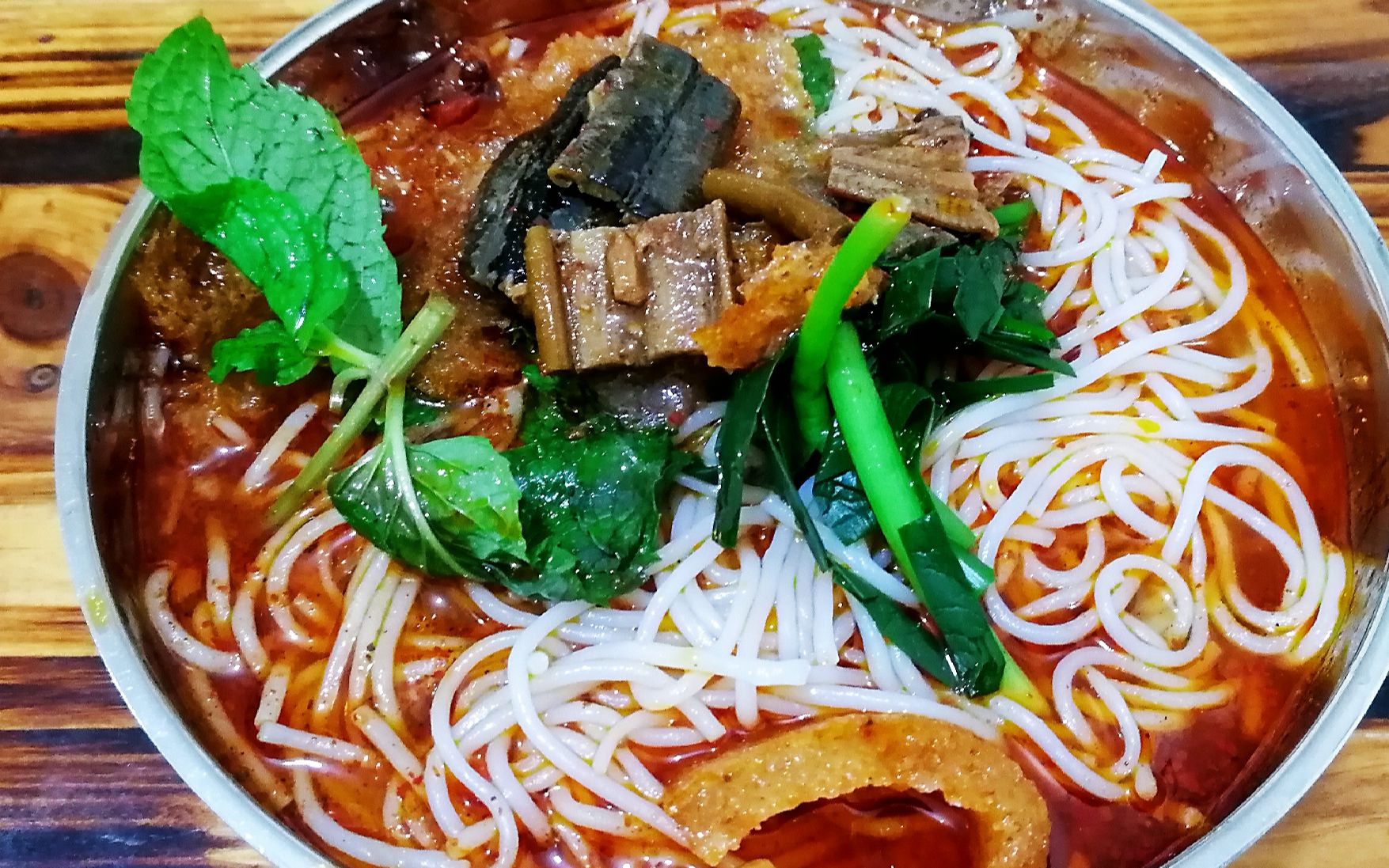 小伙品尝老玉溪鳝鱼米线,汤鲜味绝香味四溢,你猜多少钱一碗?