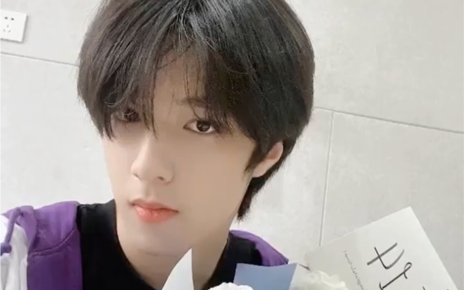 中考结束啦,祝西南最帅准高中生"刘耀文02毕业快乐!